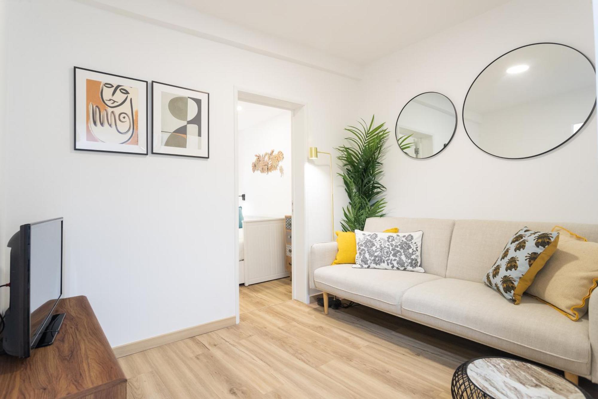 Cozy And Confy First Floor, Ace Location, 2 Bedrooms Apartment *