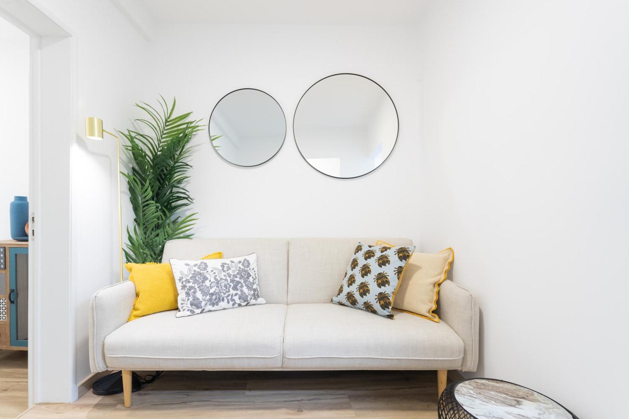 Cozy And Confy First Floor, Ace Location, 2 Bedrooms Apartment *