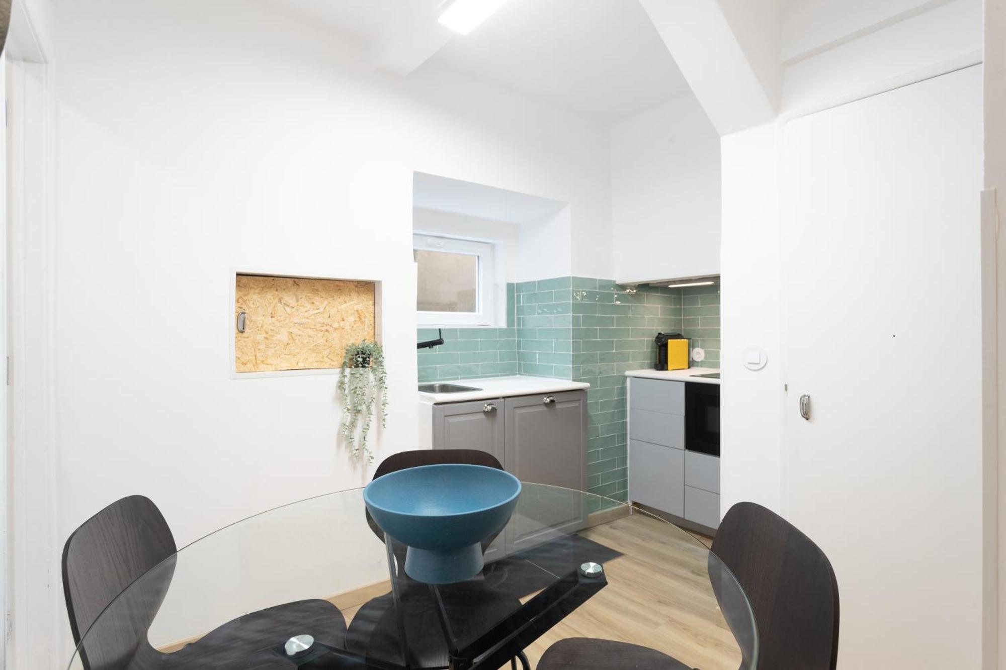 Cozy And Confy First Floor, Ace Location, 2 Bedrooms *